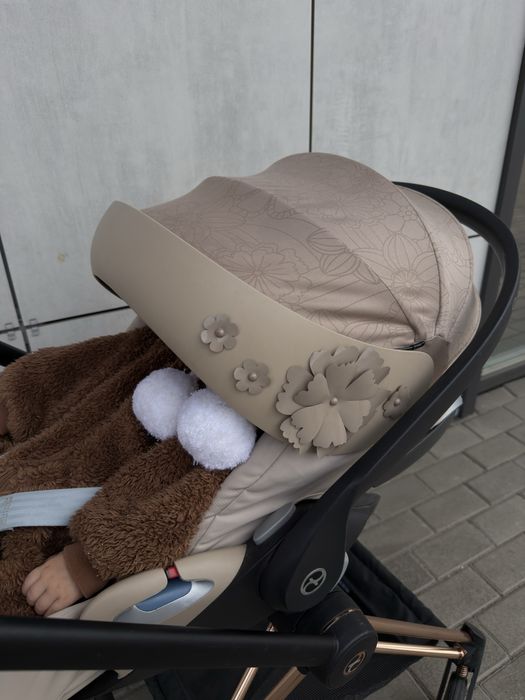 Шасі Cybex Mios та автолюлька Cybex Cloud t з квітами