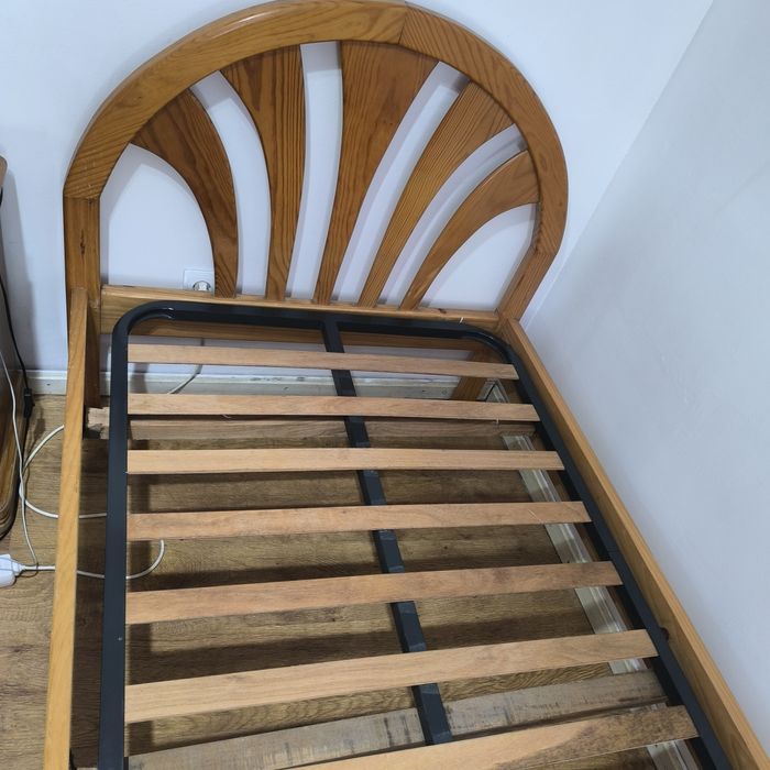 Cama com estrado em madeira maciça