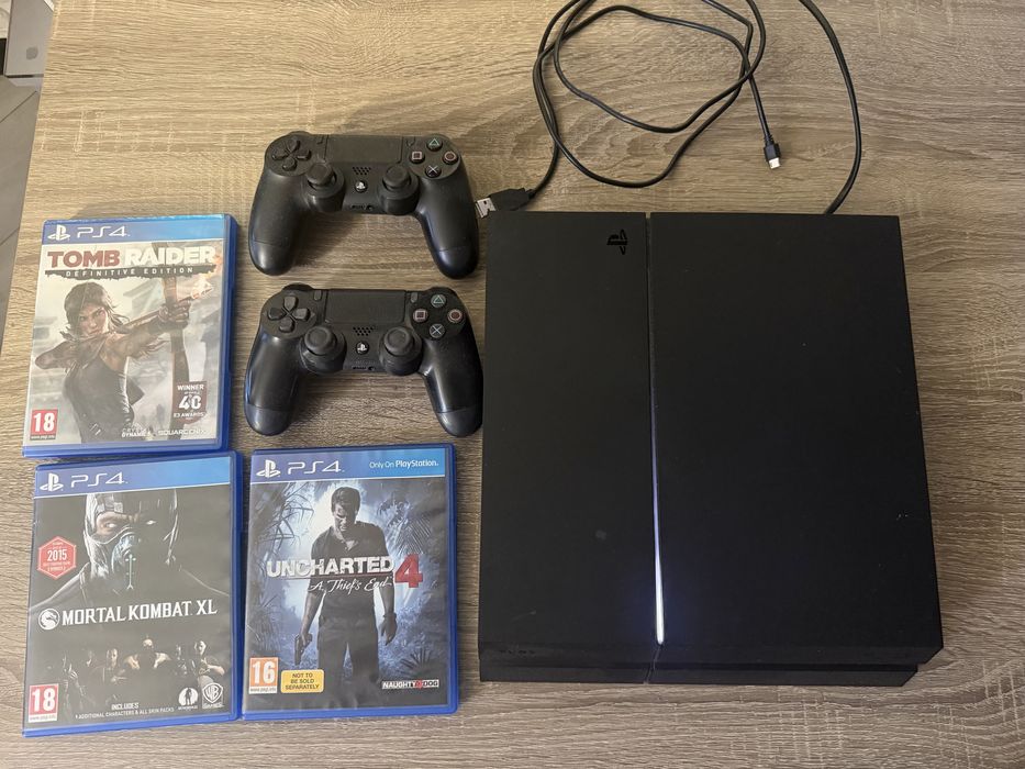 PlayStation 4 Fat з 1TB пам'яті в хорошому стані.