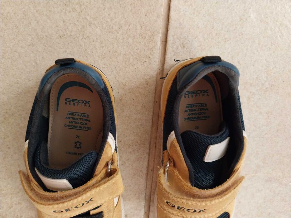 2 Pares de sapatilhas criança (tam. 26)