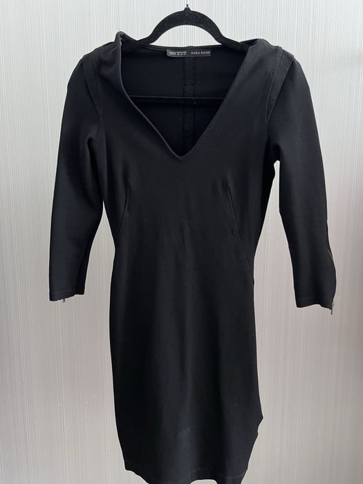 Чорна облягаюча сукня Zara