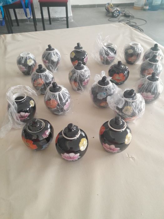 18 Potes miniaturas pintados á mão (novos)