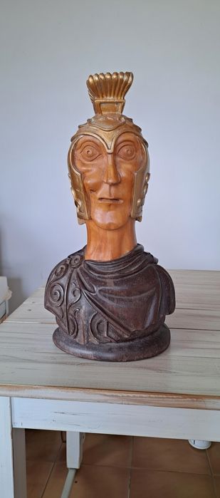 Busto de Guerreiro em Madeira Artesanal – Escultura com Capacete Grego