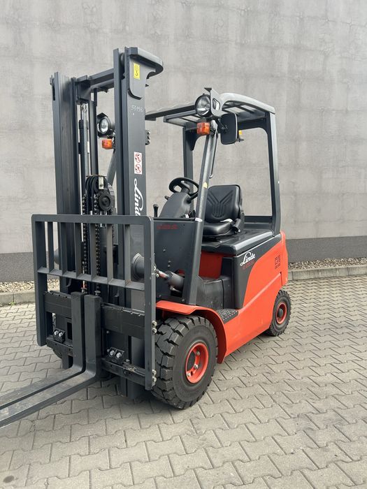 Woózek widłowy Linde E25