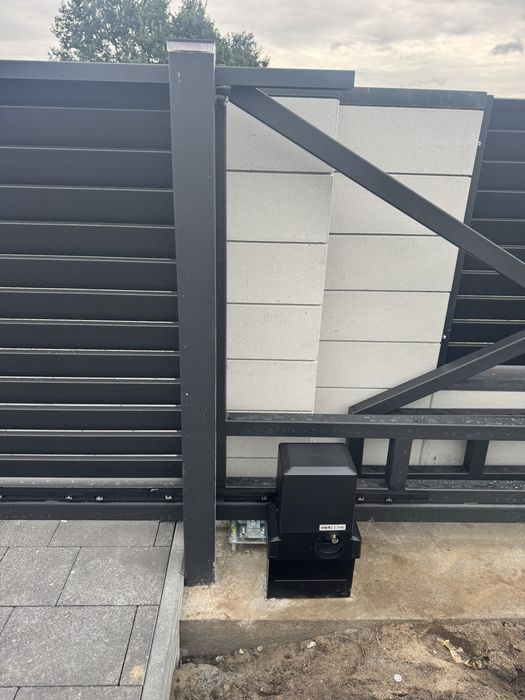 Balustrady bramy furtki przesla montaz ogrodzen panelowych