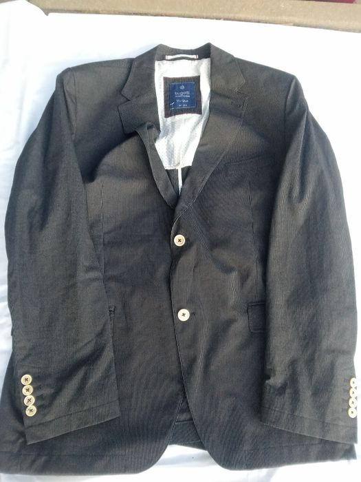 Bugatti – elegancka marynarka w prążki