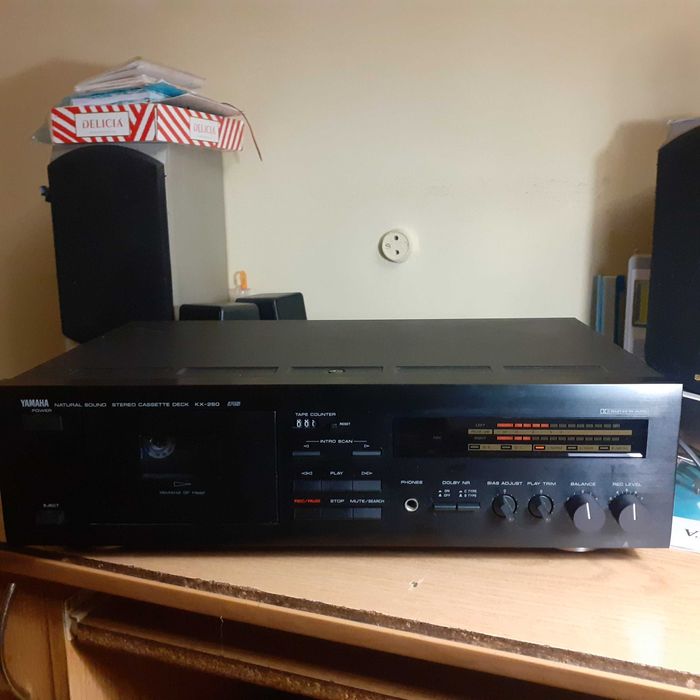 Касетна дека Ямаха KX-260.