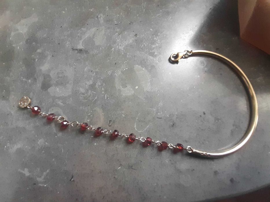 Pulseira prata dourada, Nunca usada