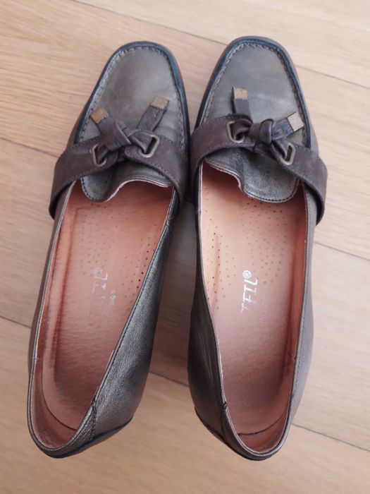 Sapatos castanhas usados em bom estado