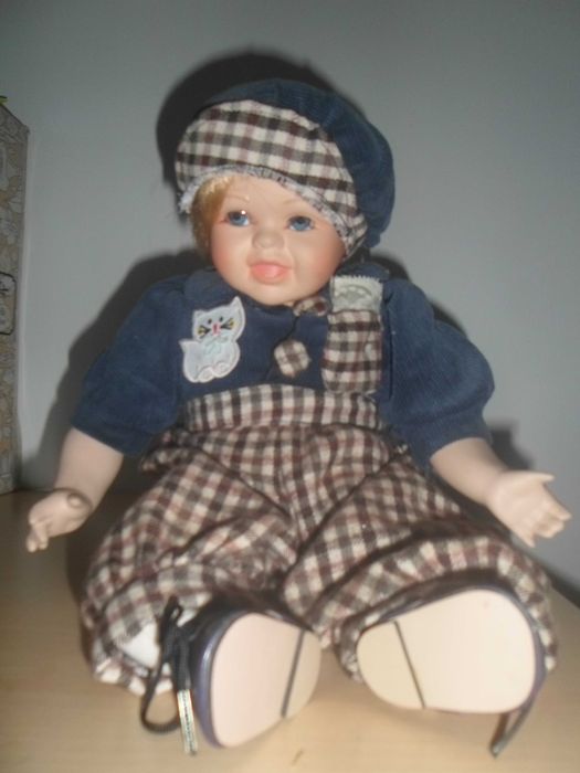 boneca menino com loiça em porcelana muito bonito