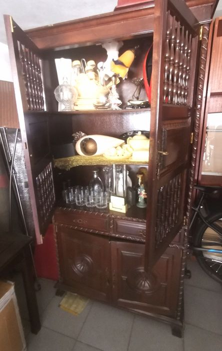 Móvel louceiro em castanho