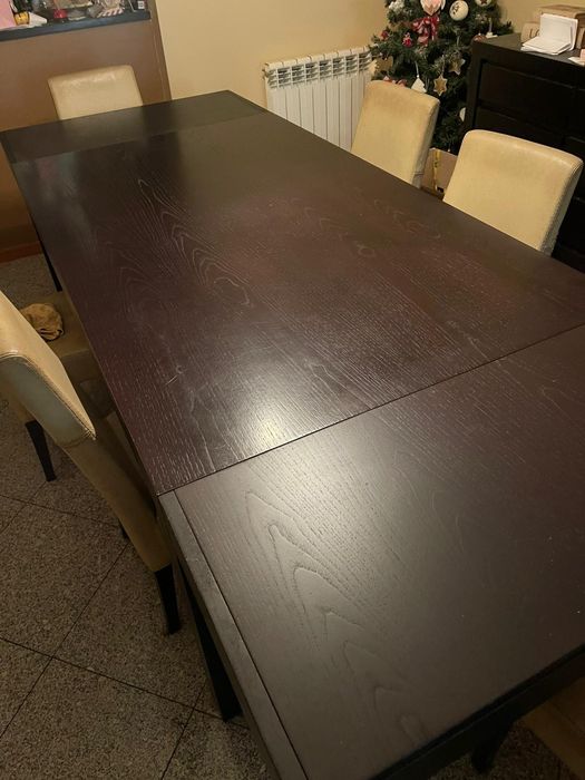 Mesa de jantar e aparador em madeira escura maciça