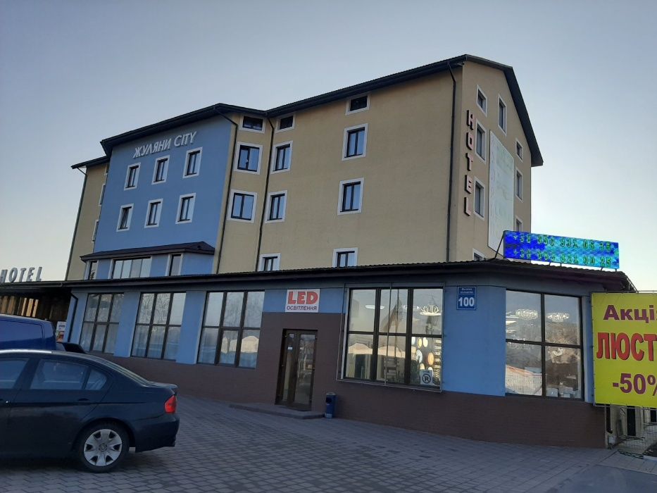 Готельно-ресторанний комплекс, Велика Окружна, фасад