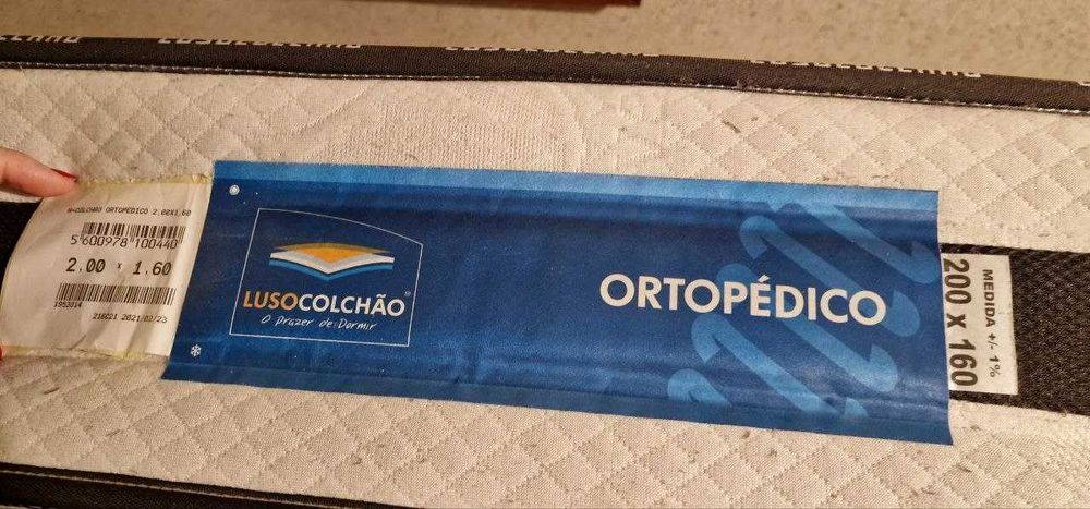 Estrado cama de casal com pés e colchão de 1.6 por 2 metros