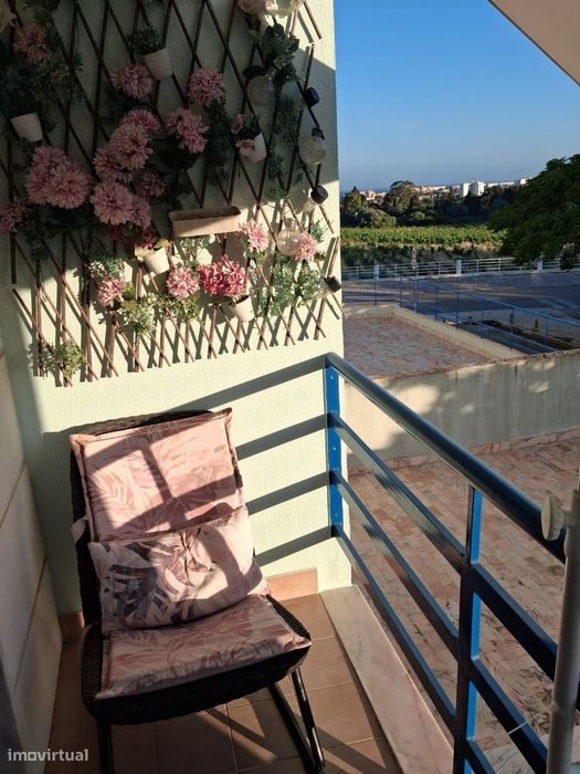 Apartamento T3 com varanda em Carcavelos