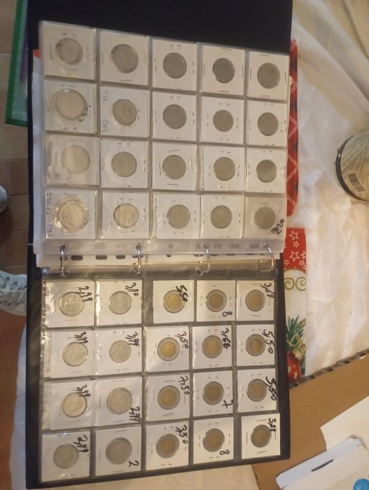 à venda: 
cerca de 450 moedas de diferentes países.