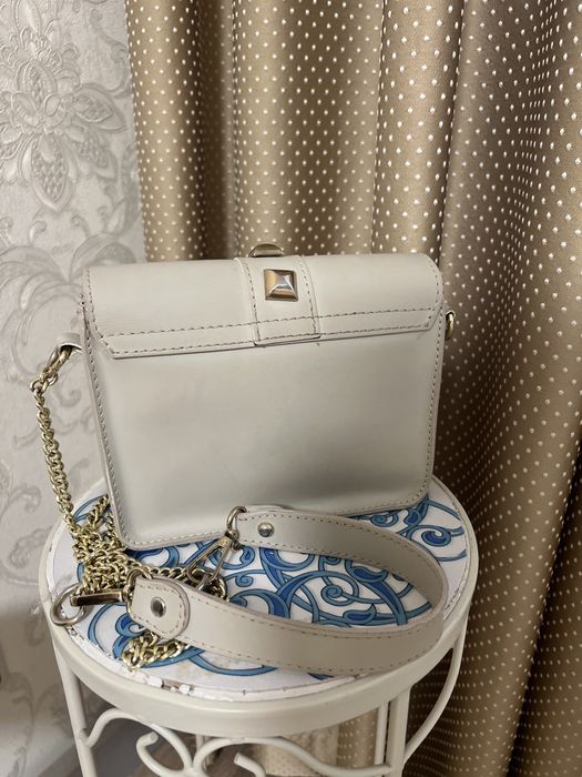 Шкіряна сумочка на металевому ланцюжку