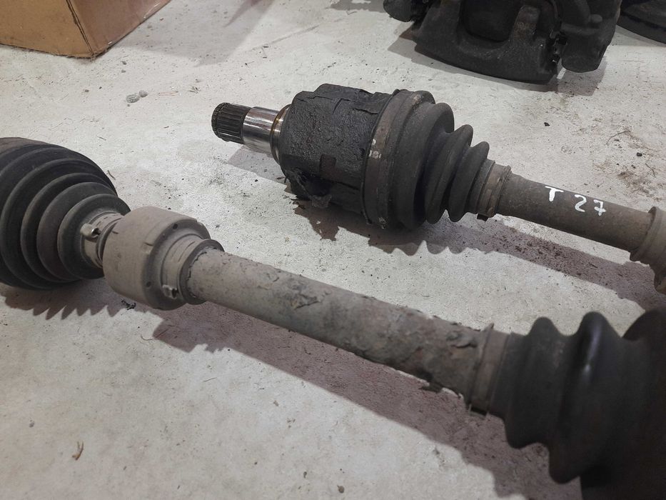 Передні полуося піввісь граната кулак вал Тойота Авенсіс т27 2.2 д4д