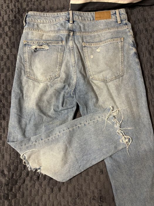 Jeansy mom jeans z dziurami