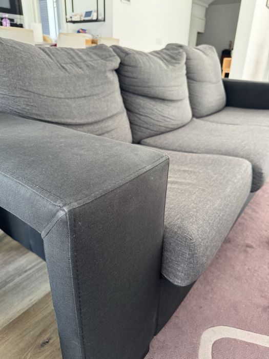 Sofá confortavel cinza e prefo