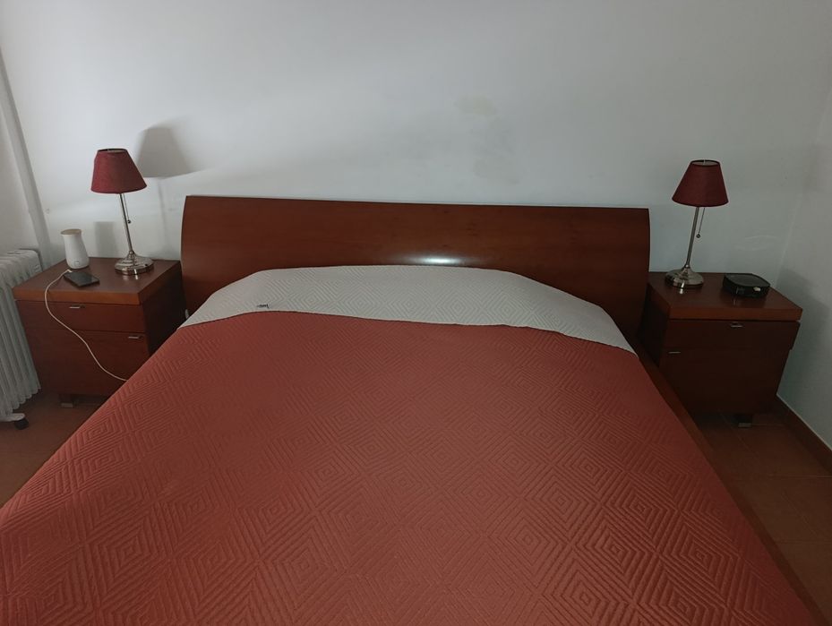Cama casal + mesas de cabeceira