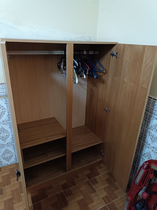 Cama  roupeiro e comoda