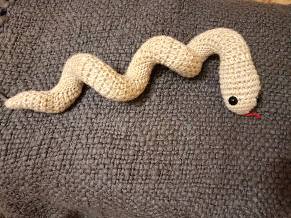 В'язана змійка ручної роботи