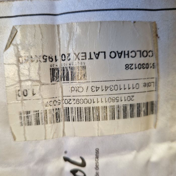 Cama de casal com colchao e alçapão de arrumação.