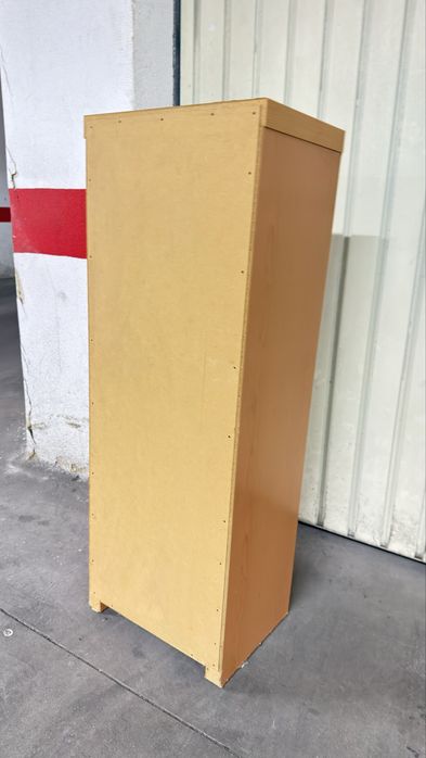 Vitrine/móvel expositor com porta de vidro e prateleiras