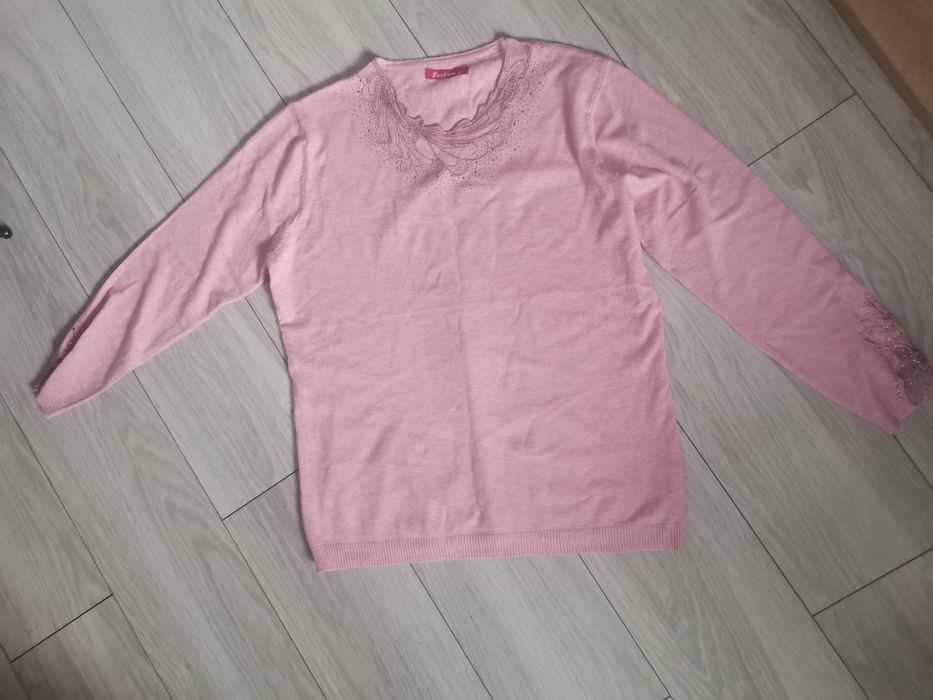 Sweter damski różowy z ozdobnymi rękawami i dekoldem lx l 40 42 44