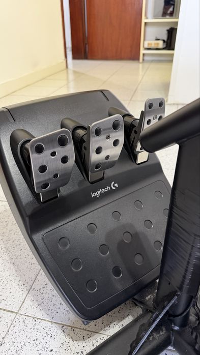 Cockpit PlaySeat + Logitech G29 com volante personalizado
