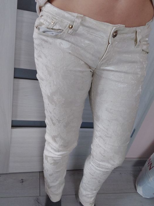 Spodnie z materiału M L biodrowki rurki kremowe resalsa