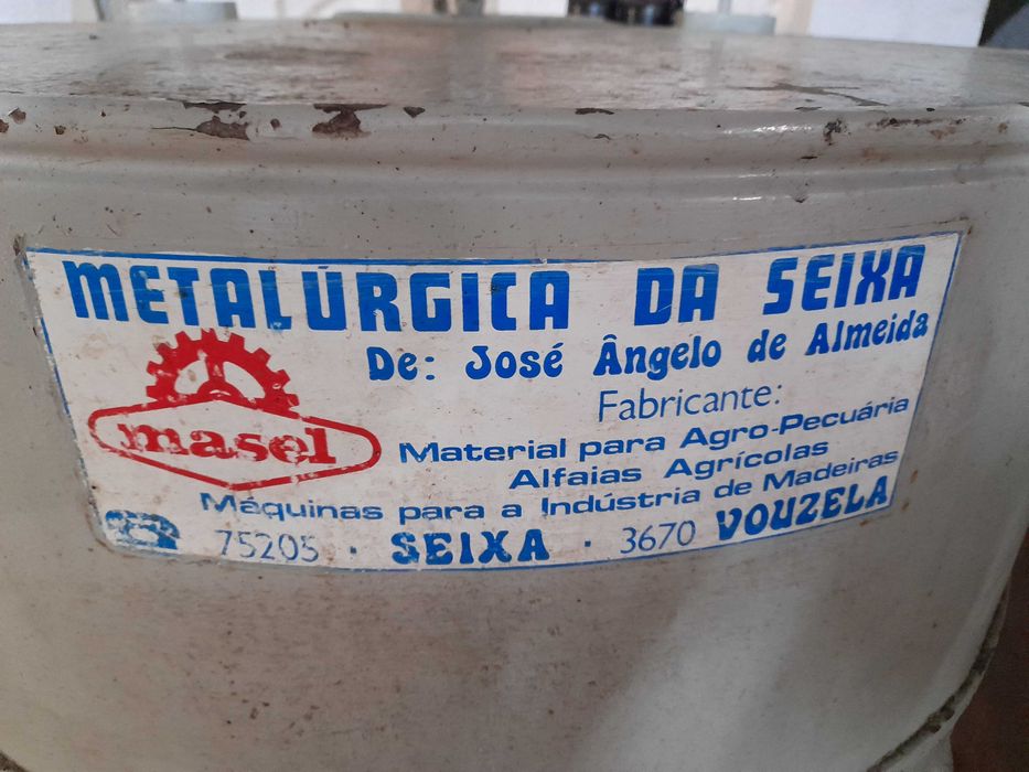 Vendo moinho com motor trifásico em excelente estado com mós de 60