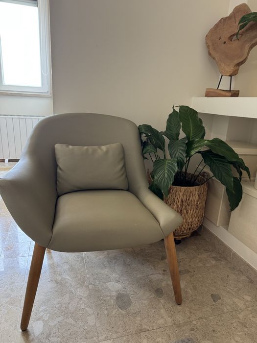 Cadeirão design escandinavo verde soft com pés em madeira natural