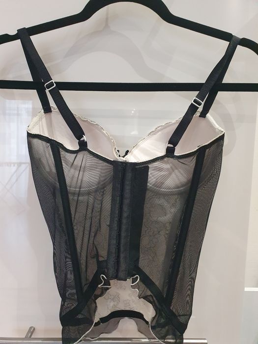 Gorset koronkowy w rozmiarze 70D