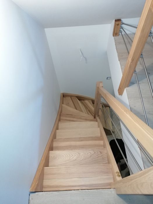 Schody drewniane samonośne i na beton remont balustrada stal