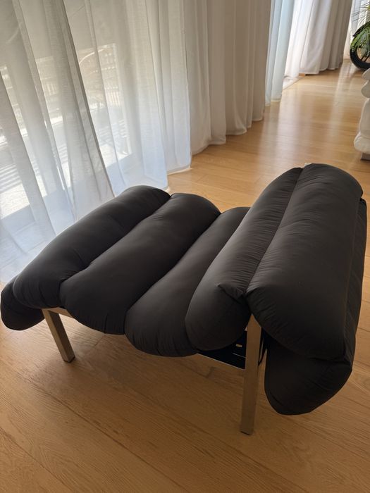 Poltrona de Design — Aço Cromado + Almofadas Tubulares Pretas