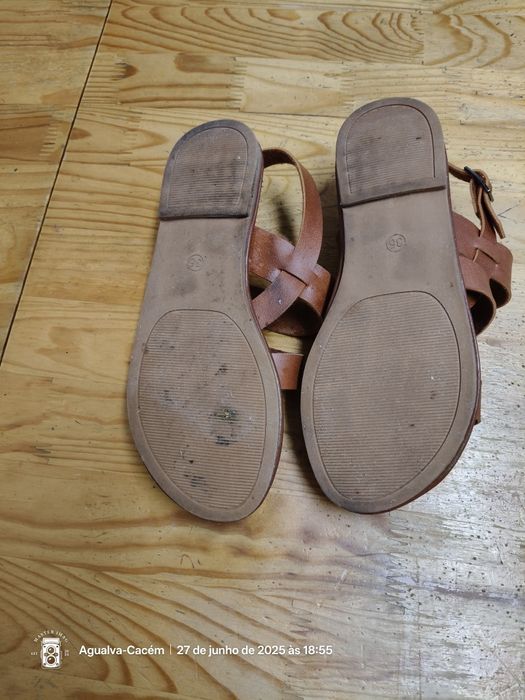 Sandálias de verão como novas