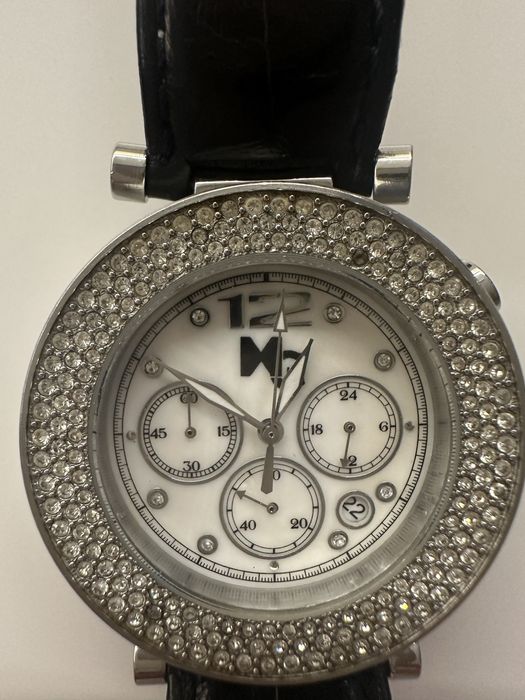 Relógio com pulseira preta