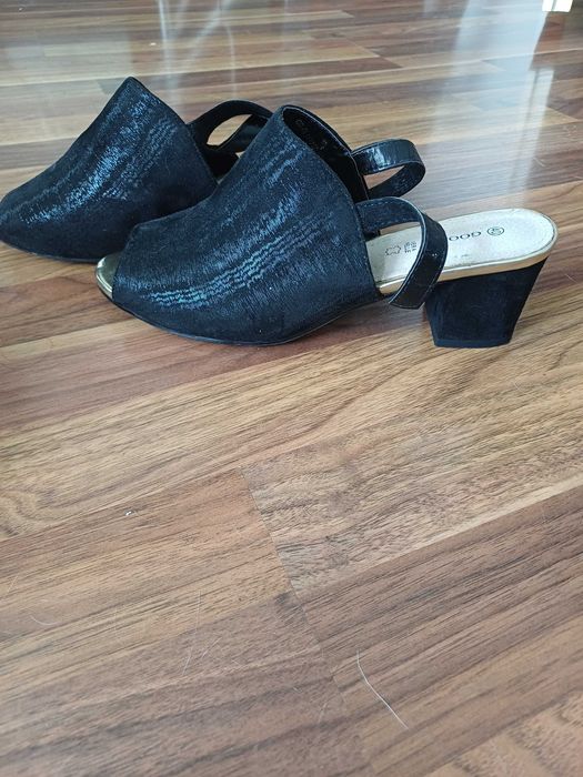 Eleganckie buty czarne sandały