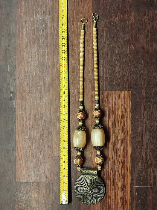 Etniczny naszyjnik z dużym medalionem – styl afrykański/boho handmade