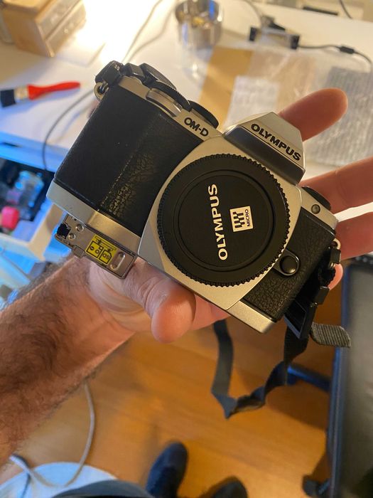 Olympus OM-D E-M10 (body only + charger)