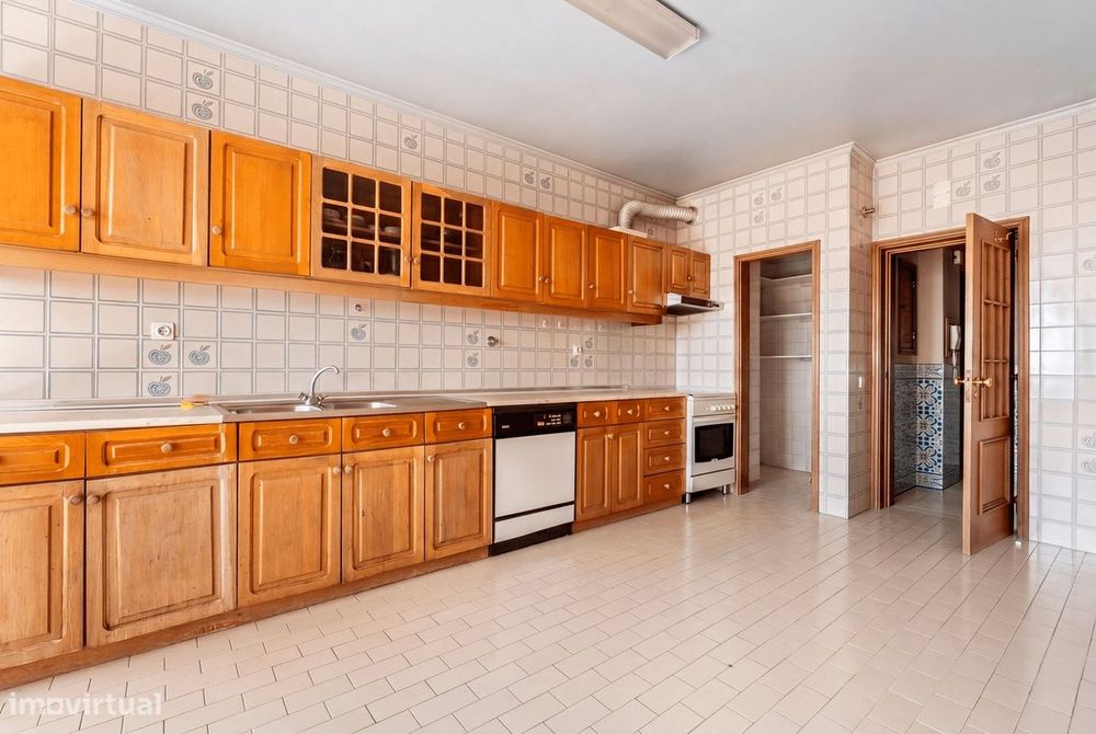 Apartamento T5 com estacionamento, Quinta das Palmeiras, Oeiras