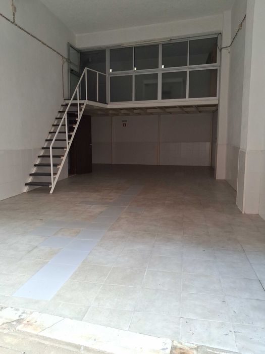 Aluga-se Armazém na freguesia de Santa Clara - Lisboa. Tm 914083889