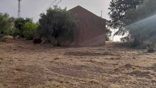 Moradia independente inserida num terreno com 15.000 m2