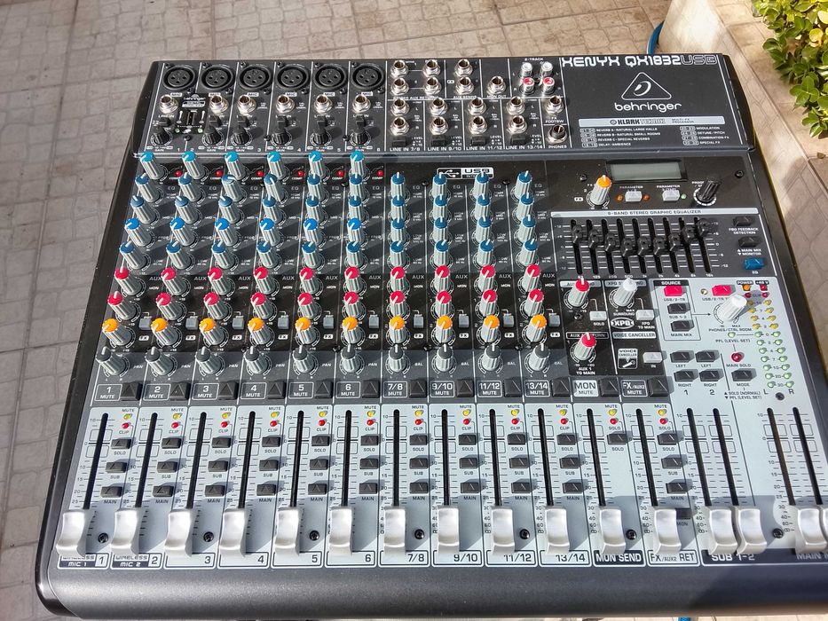 Mesa de mistura passiva como nova e com efx bom som.