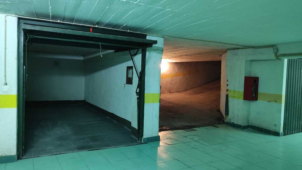 Arrendo Garagem (BOX) 14m2 - Rio de Mouro