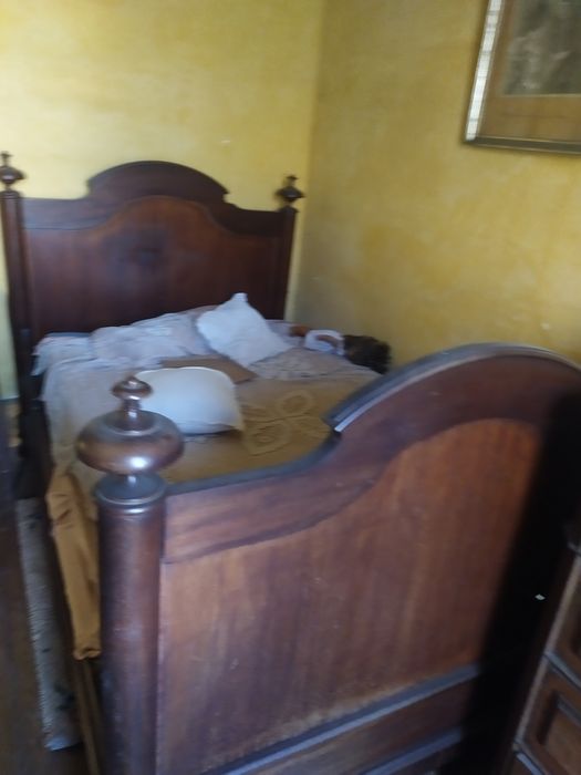 Venda de artigos usados, um móvel de sala, um roupeiro, duas camas em madeira antiga, uma em ferro, duas cómodas com pedra mármore e um aparador