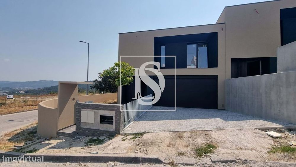 Vivendas T3, gaveto em banda situada em Lanhoso- Póvoa de Lanhoso