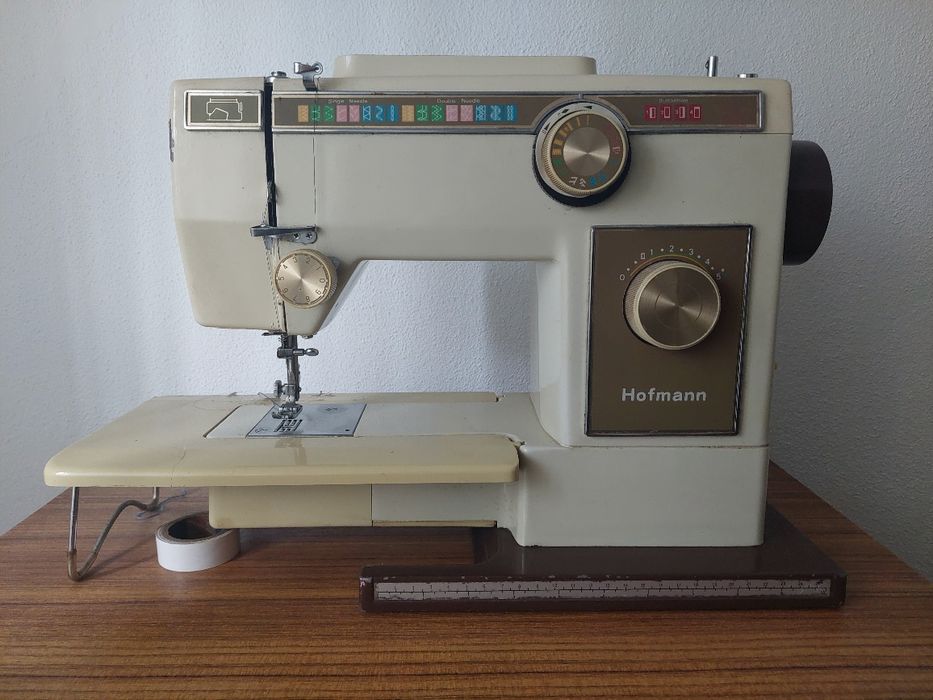 Máquina de costura com armário para embutir